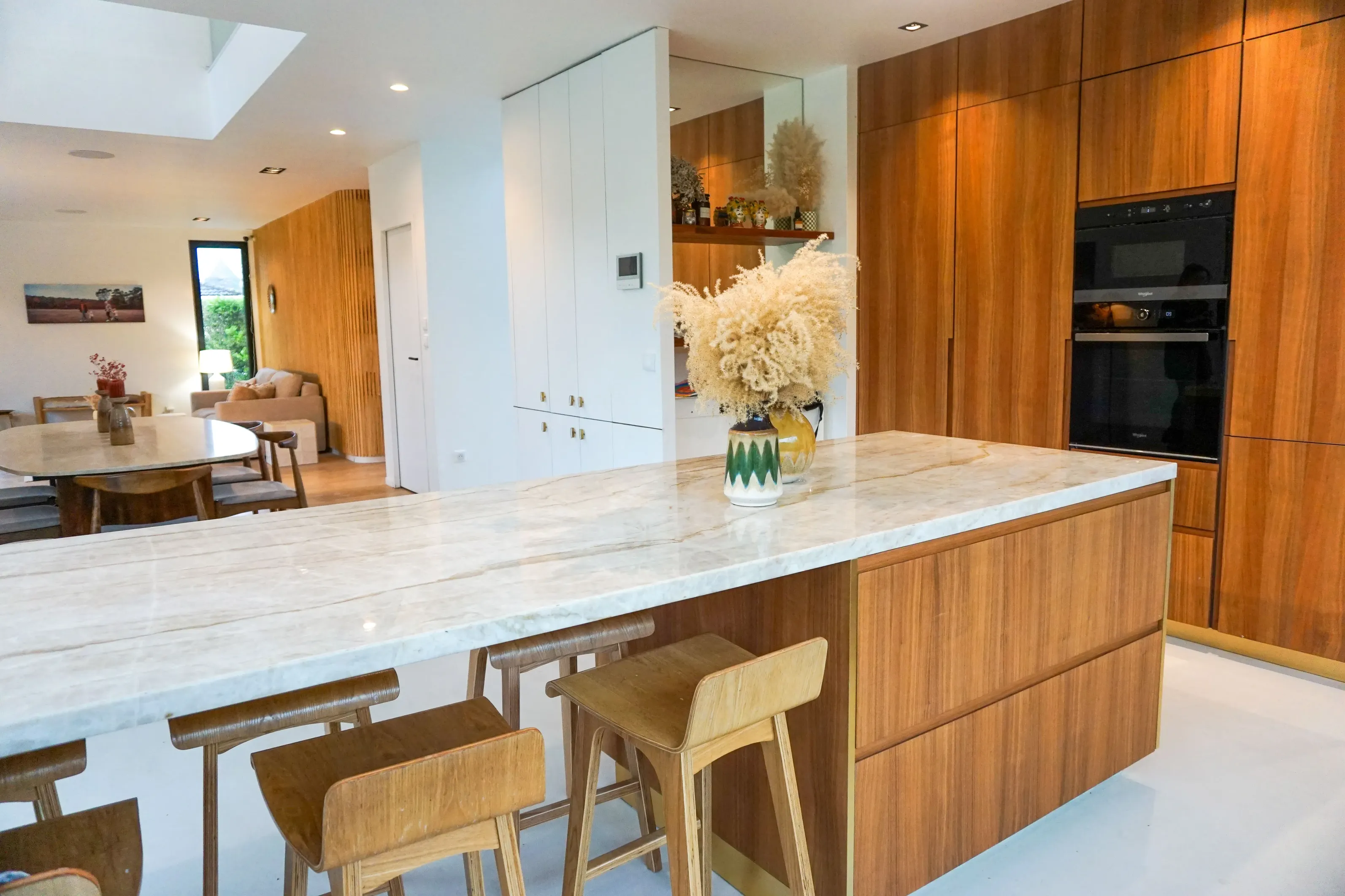 Cuisine en bois au style contemporain. Maison Charlet fabrications en bois sur-mesure